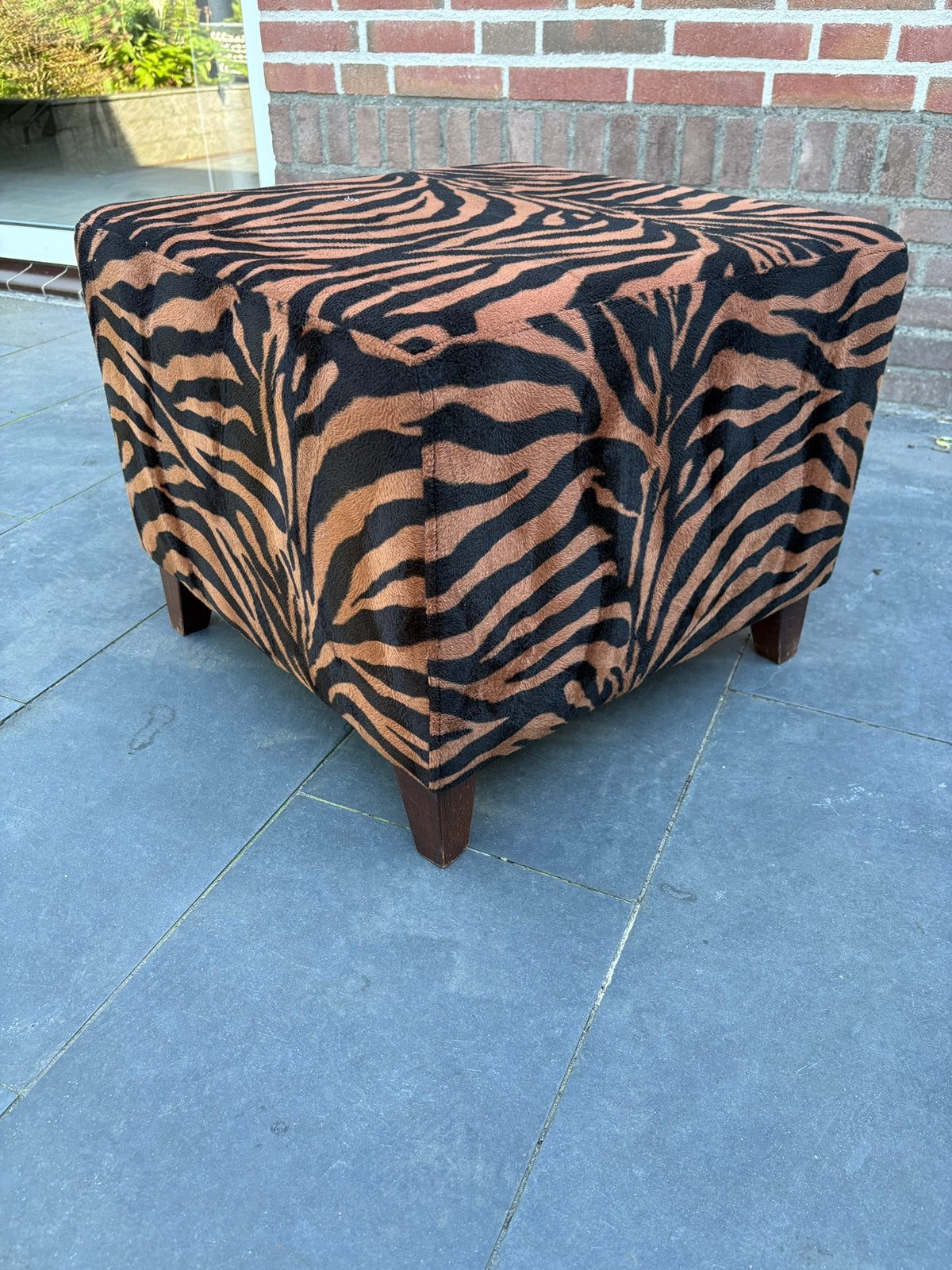 Poef / voetenbank zebra tijgerprint, Huis en Inrichting, Banken | Voetenbanken en Poefen, Ophalen, Gebruikt, Vierkant, Minder dan 50 cm