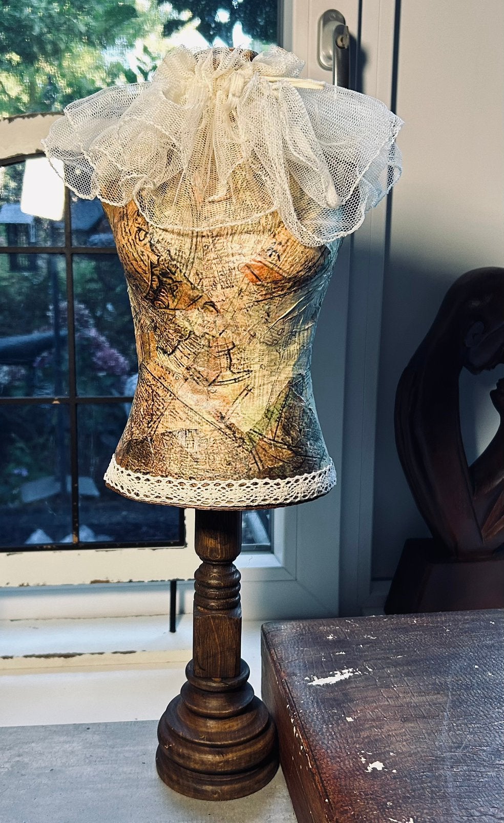 Toonbank paspop, mooie bewerkte voet, tule kraag, 51 cm, Ophalen of Verzenden