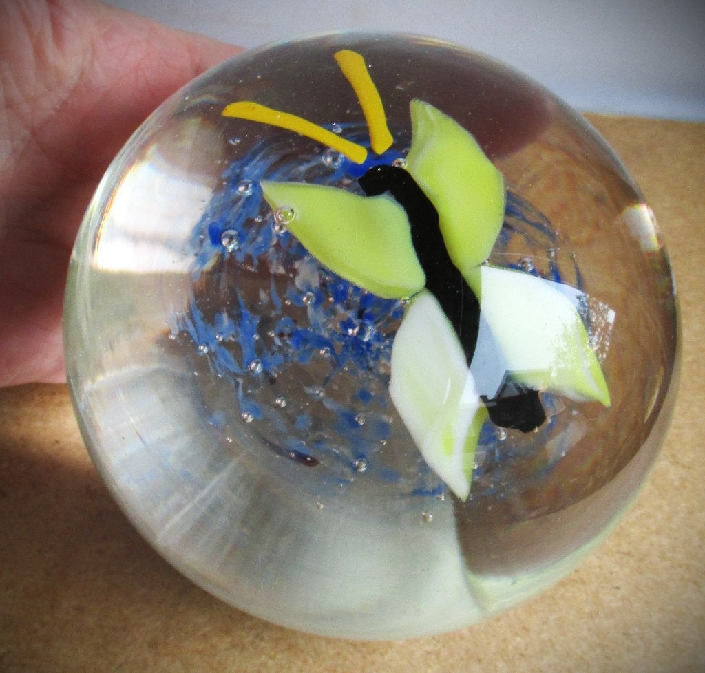 Paperweight met vlinder~3 pond zwaar~Glazen Bol~presse papie, Ophalen of Verzenden
