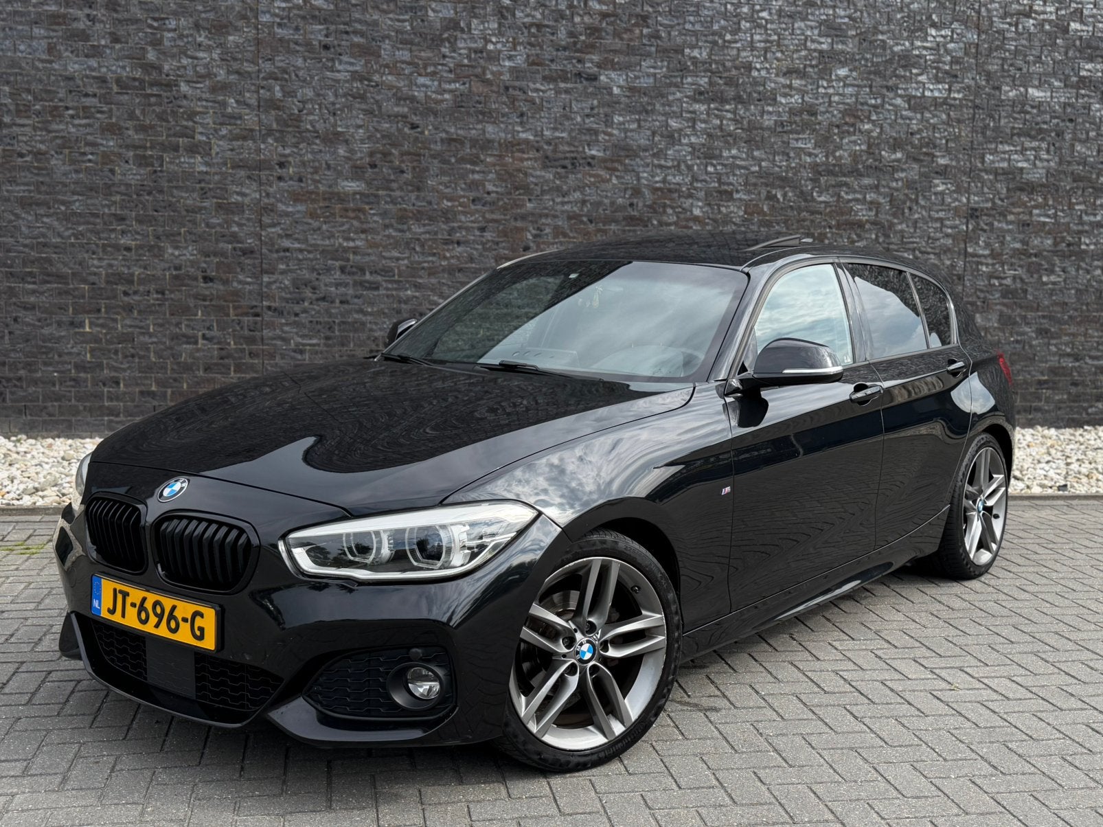 BMW 1-Serie 2.0 118D 5DR AUT 2016 Zwart | M-Pakket|Pano|Lci, Achterwielaandrijving, 1995 cc, Alcantara, Zwart