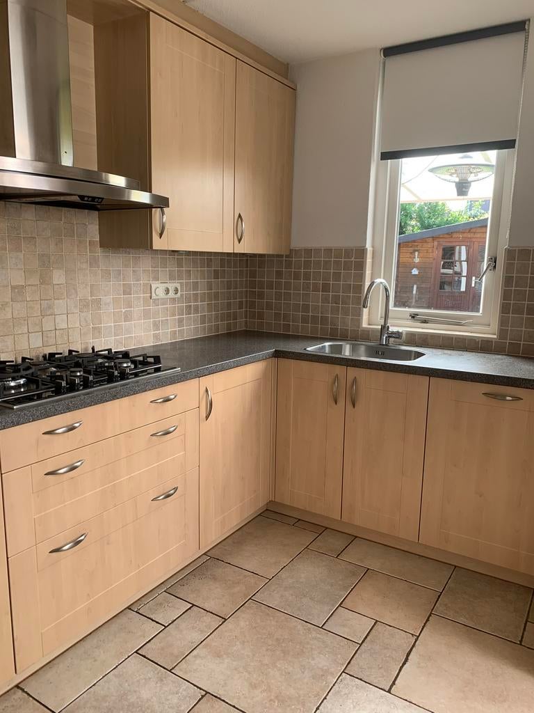 Complete keuken met graniete aanrechtblad & inbouwapparatuur, Huis en Inrichting, Keuken | Complete keukens, Ophalen, Zo goed als nieuw