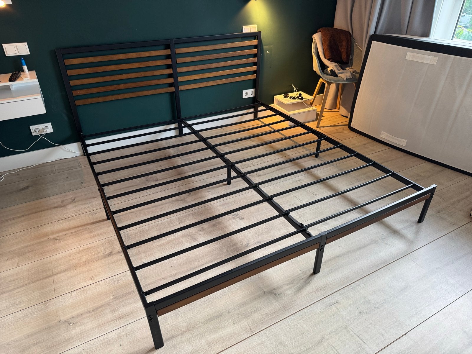 Metalen bedframe met bamboe hoofdbord - 180x200, Huis en Inrichting, Slaapkamer | Bedden, Ophalen, Gebruikt, Zwart, Tweepersoons