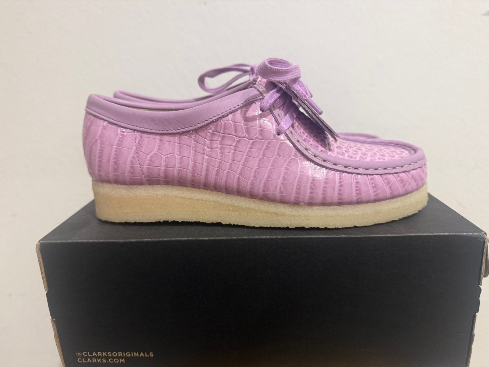 Te koop nieuwe Clarks Wallabee Mauve Croc, Nieuw, Ophalen of Verzenden, Roze, 123@home.nl