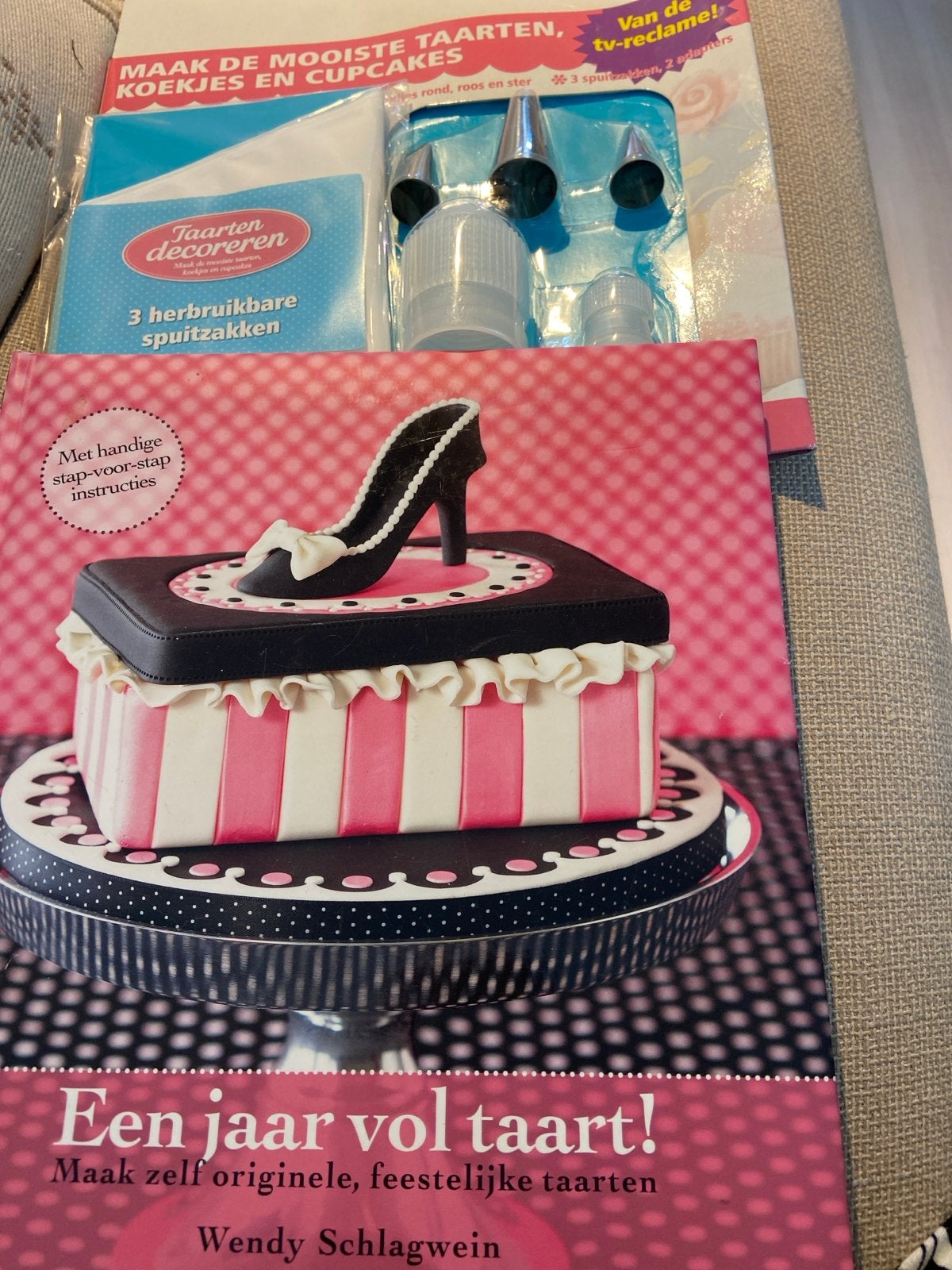 Taart decoratie set met boek: Een jaar vol taart!, Ophalen of Verzenden, Nieuw, Taarten of Cupcakes, Versiering