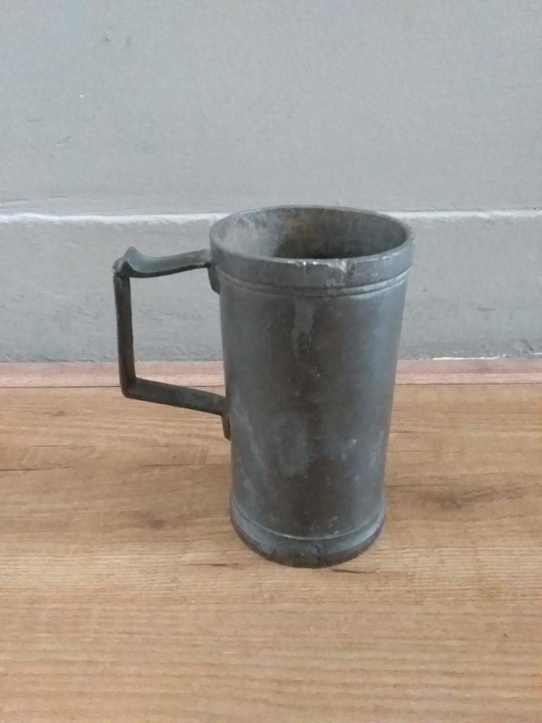 Antieke tinnen bierkroes en gegraveerde kroes met deksel, Antiek en Kunst, Antiek | Tin, Ophalen