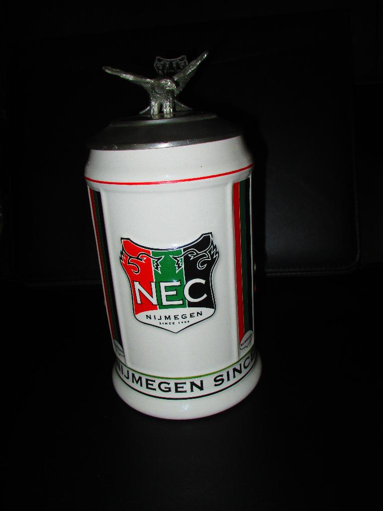 NEC Nijmegen since 1990 : BIERPUL +TINNEN DEKSEL, Maat L, Ophalen of Verzenden, Nieuw, Clubaccessoires