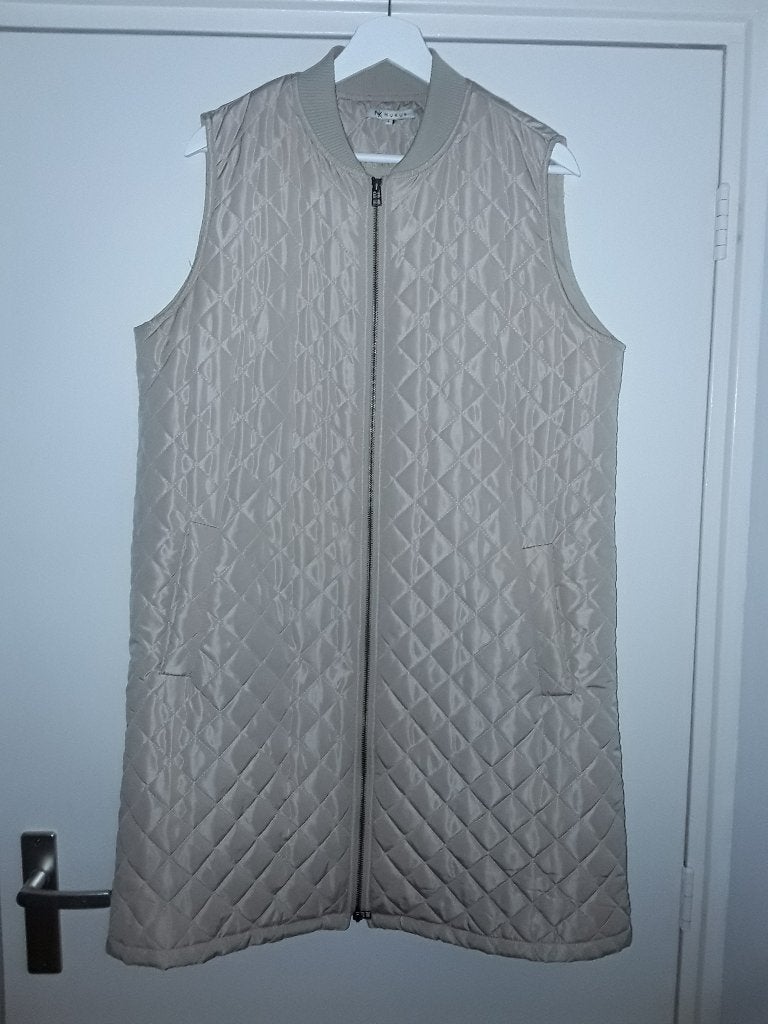 NUKUS Beige Lange Bodywarmer Maat L (NIEUW), Maat 38/40 (M), Beige, Nieuw, Ophalen of Verzenden
