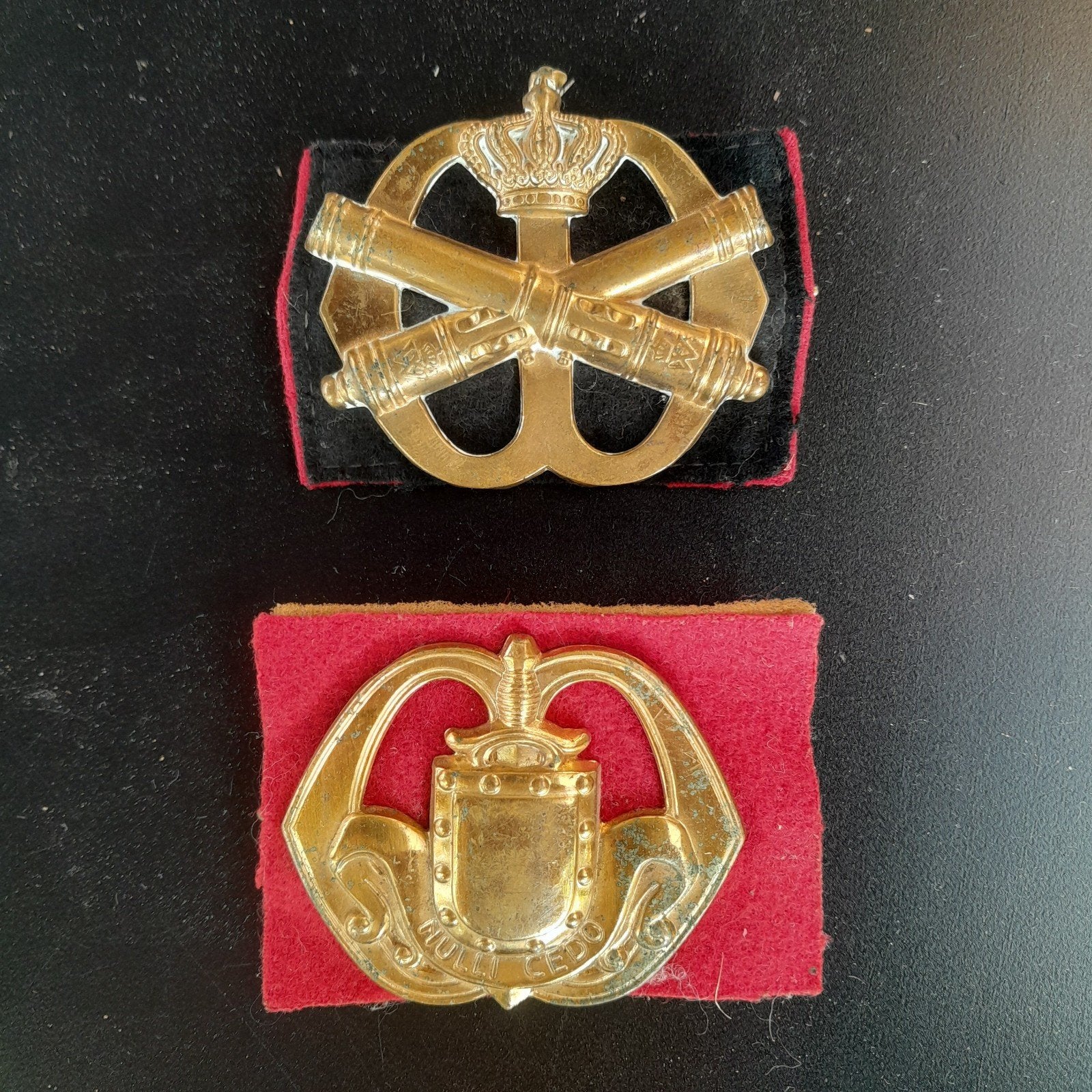 2 emblemen infanterie artillerie oude slag, Verzamelen, Ophalen of Verzenden, Landmacht, Nederland, Embleem of Badge