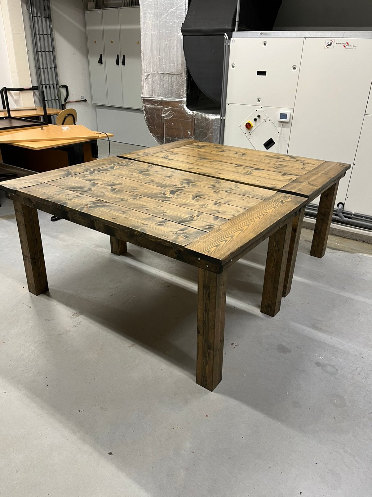 Gratis twee bruine tafels, Ophalen, Zo goed als nieuw, Rechthoekig, 50 tot 100 cm