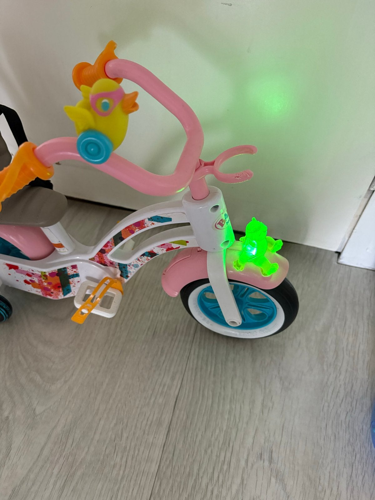 Baby born Roze driewieler met duwstang en lichtjes, Kinderen en Baby's, Speelgoed | Poppen, Ophalen, Gebruikt, Babypop