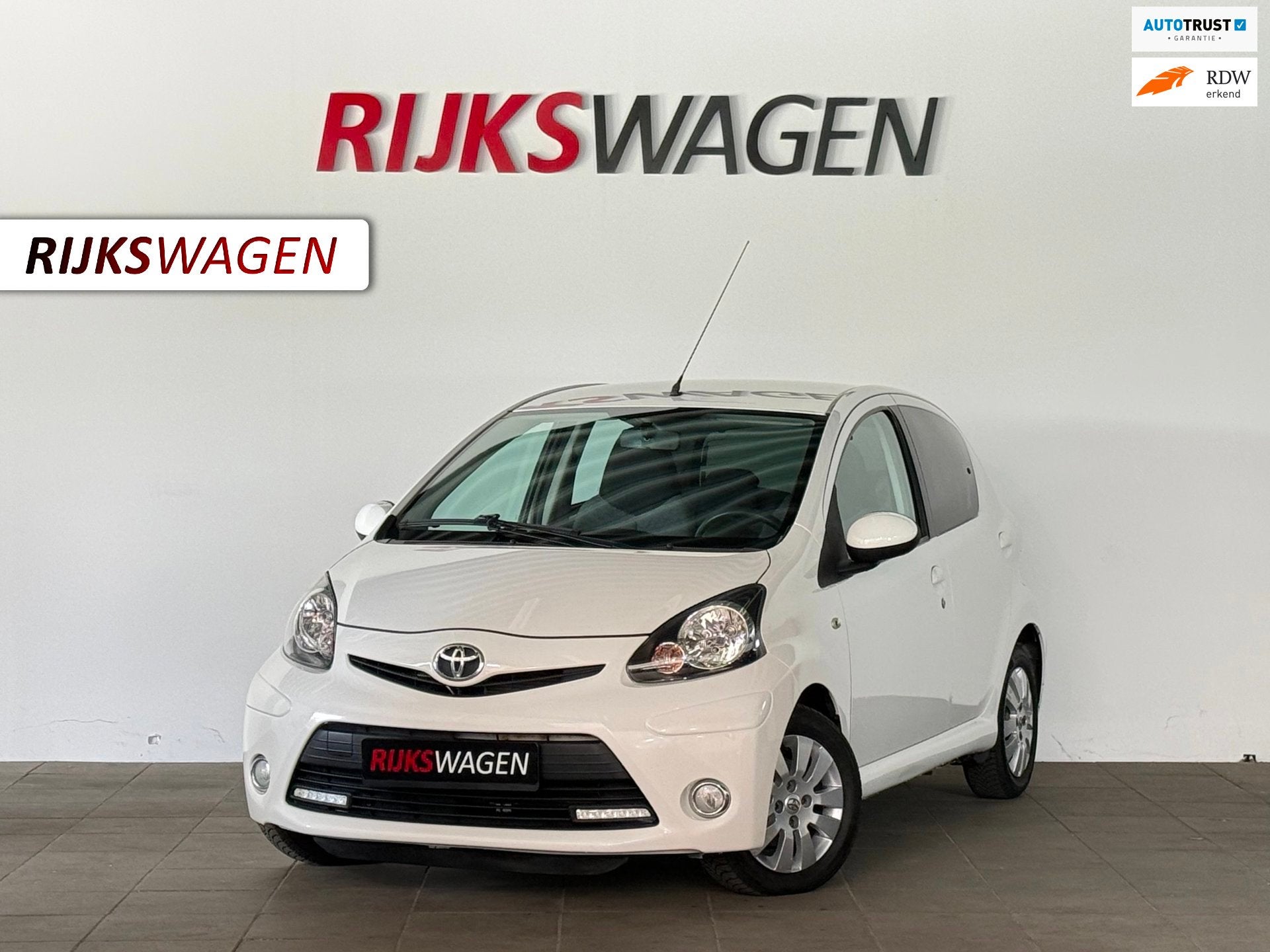 Toyota Aygo 1.0 VVT-i Aspiration LED/Airco/Bluetooth, Auto's, Voorwielaandrijving, Dealer onderhouden, Stof, Gebruikt
