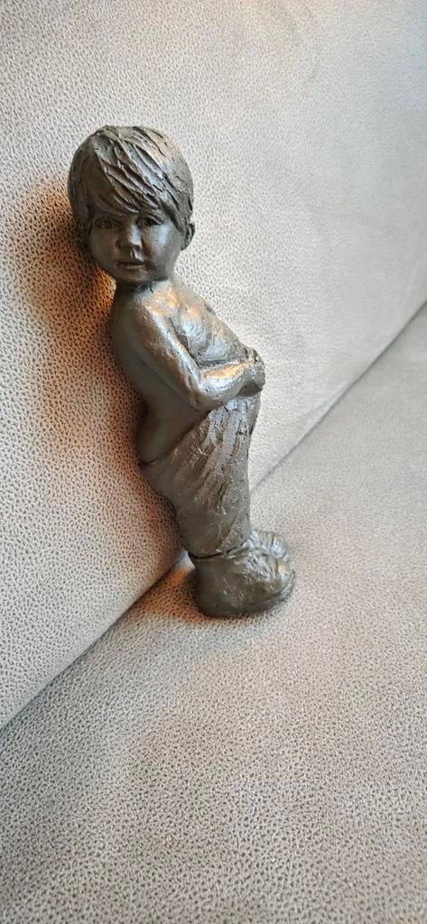 Geert Kunen beeldje - Jongen met afgezakte broek, Handgemaakt, Minder dan 20 cm, Ophalen of Verzenden, Beeld