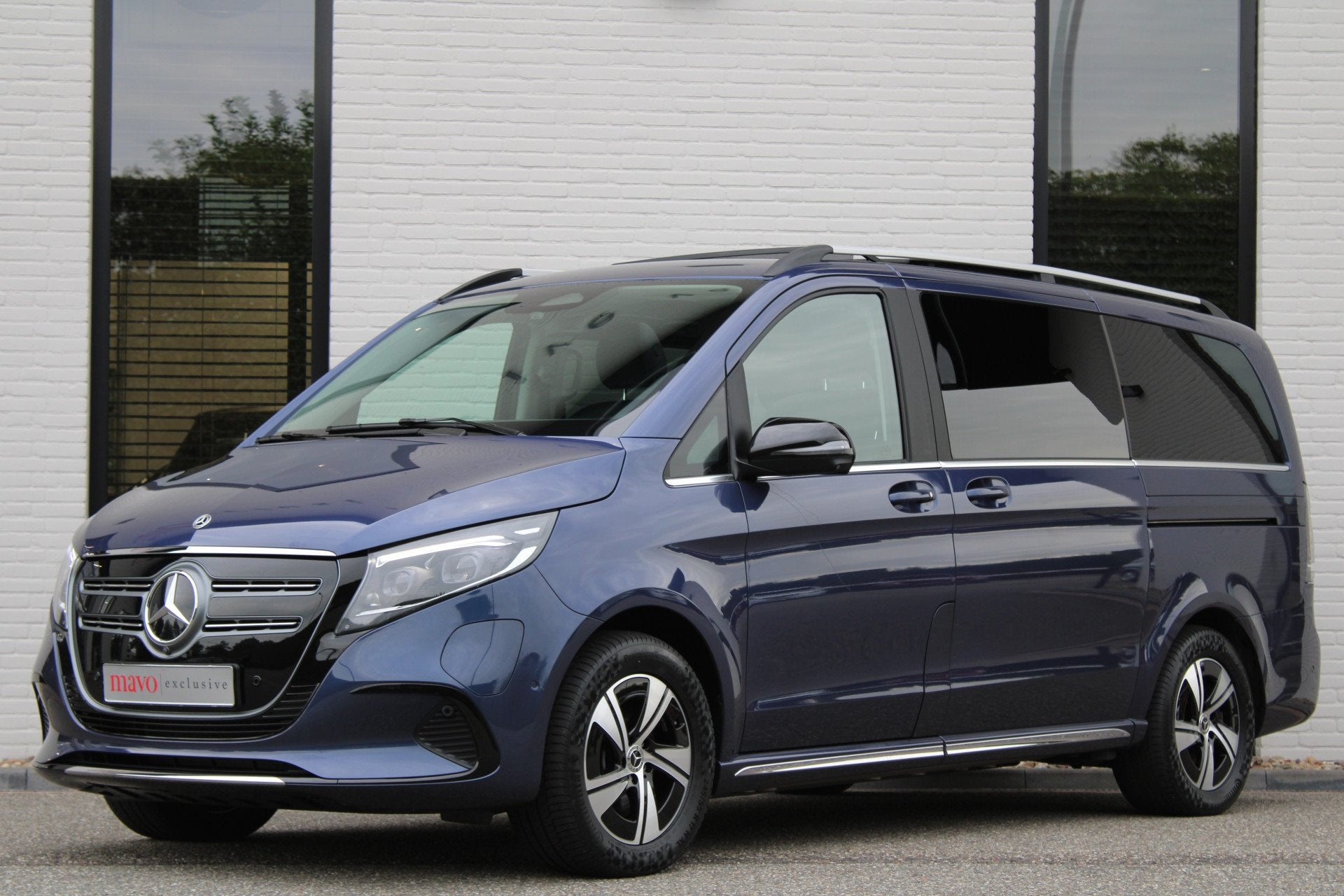 Mercedes-Benz EQV 300 L2 / AMG / Panorama / Luchtvering / 7-, Auto's, Dealer onderhouden, Gebruikt, Met garantie (alle), 7 stoelen