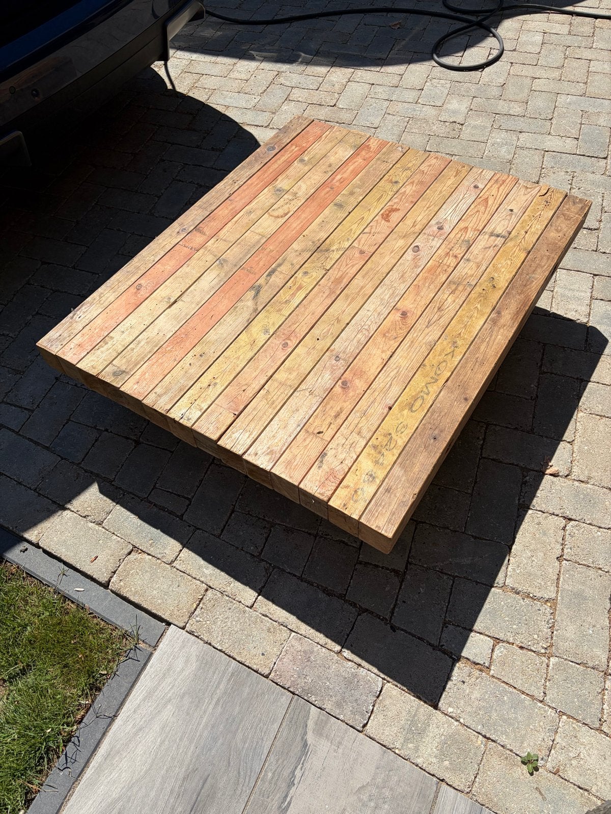 Robuuste houten salontafel op wielen, Huis en Inrichting, Tafels | Salontafels, Ophalen, Gebruikt, 100 tot 150 cm, Vierkant