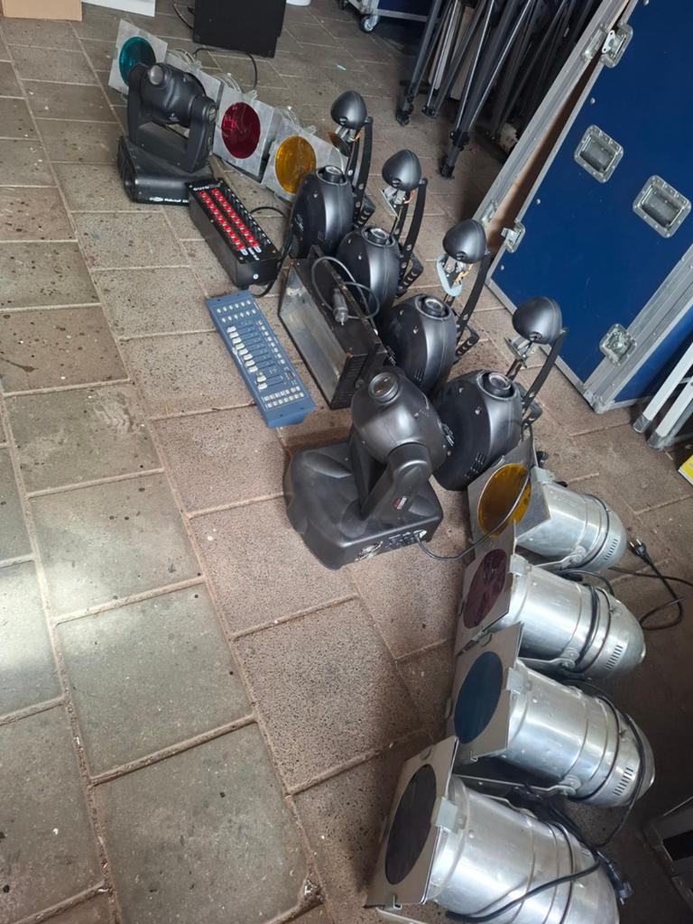 Complete lichtset: PAR 56, Scanners, Movingheads, Strobe, Ophalen, Gebruikt