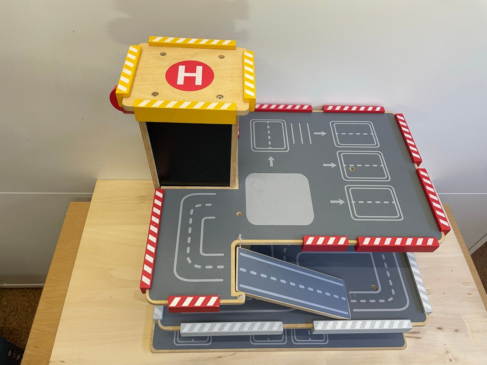 Houten speelgarage met lift - Urenlang speelplezier!, Kinderen en Baby's, Ophalen of Verzenden, Zo goed als nieuw, Jongen of Meisje
