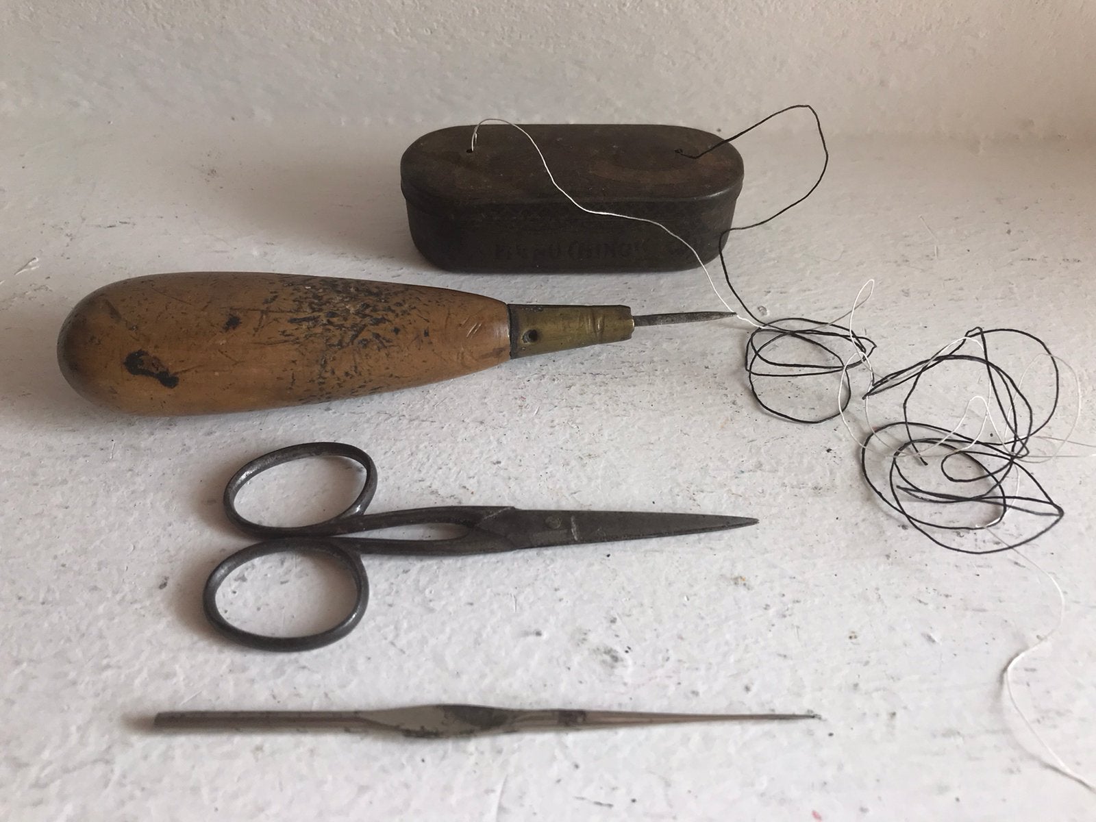 Naaigerei oud schaartje, haakpen, garen in blikje, priem, Ophalen of Verzenden