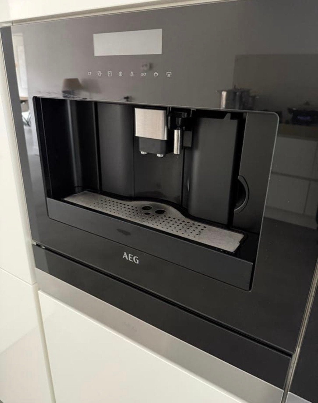 AEG KKE884500B Inbouw Koffiemachine - Zo goed als nieuw, Afneembaar waterreservoir, Espresso apparaat, 10 kopjes of meer, Gemalen koffie