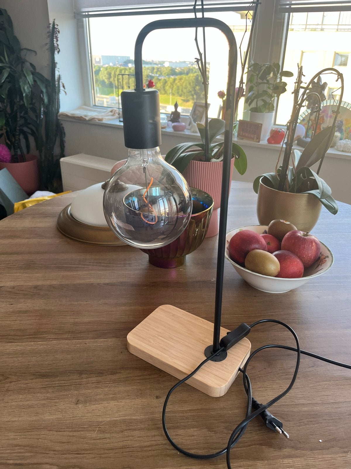 Moderne tafellamp met houten voet en Edison lamp, Huis en Inrichting, Lampen | Tafellampen, Zo goed als nieuw, Hout, E27 (groot)