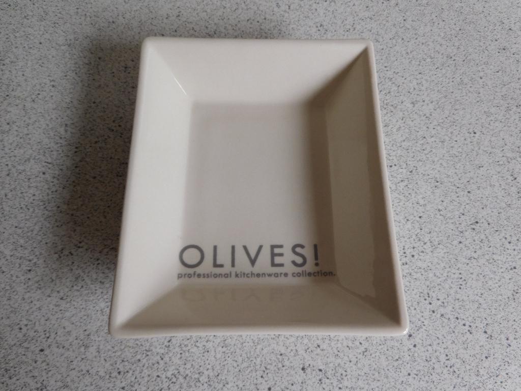 Schaal 15x13 cm. Olives! Claire Wilson, Huis en Inrichting, Keuken | Servies, Ophalen of Verzenden, Overige stijlen, Aardewerk