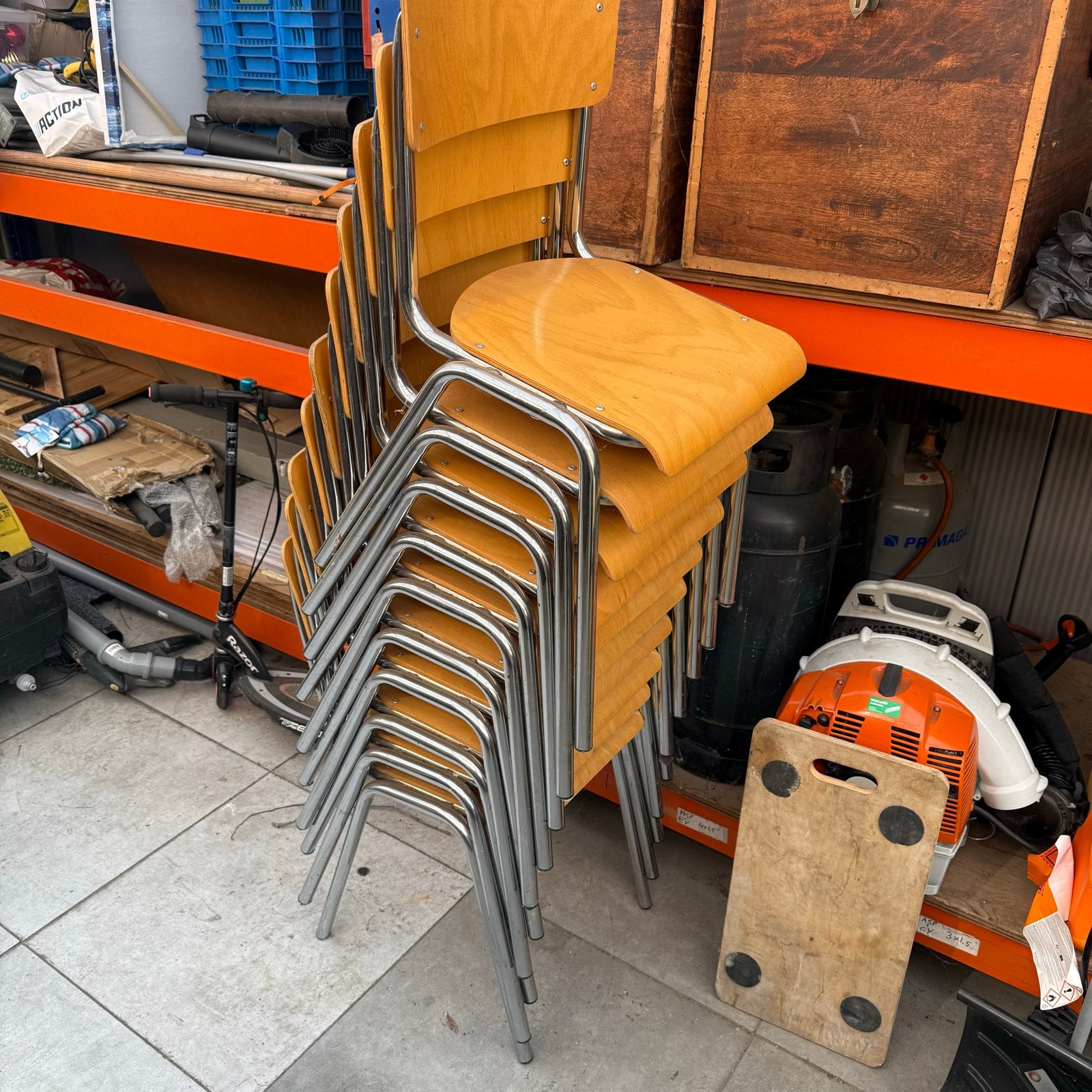 Set van 10 stapelbare stoelen - Hout en metaal, Huis en Inrichting, Stoelen, Ophalen, Gebruikt, Overige kleuren, Vijf, Zes of meer stoelen