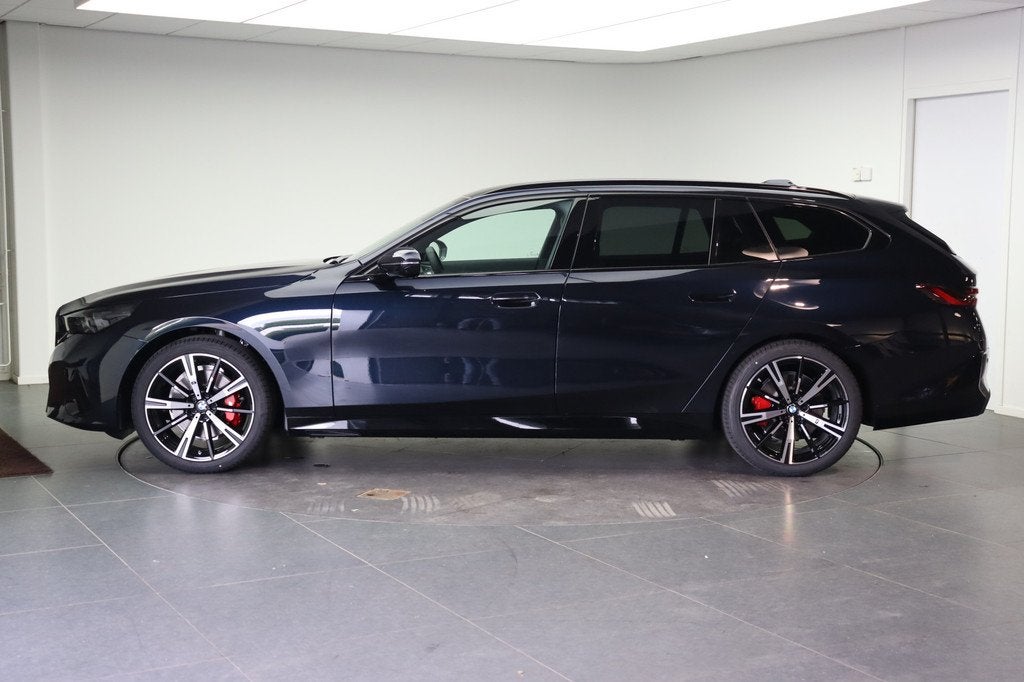 BMW 5 Serie Touring 520i M Sport Automaat / Panoramadak / Tr, Auto's, BMW, Automaat, 1998 cc, Achterwielaandrijving, Zwart