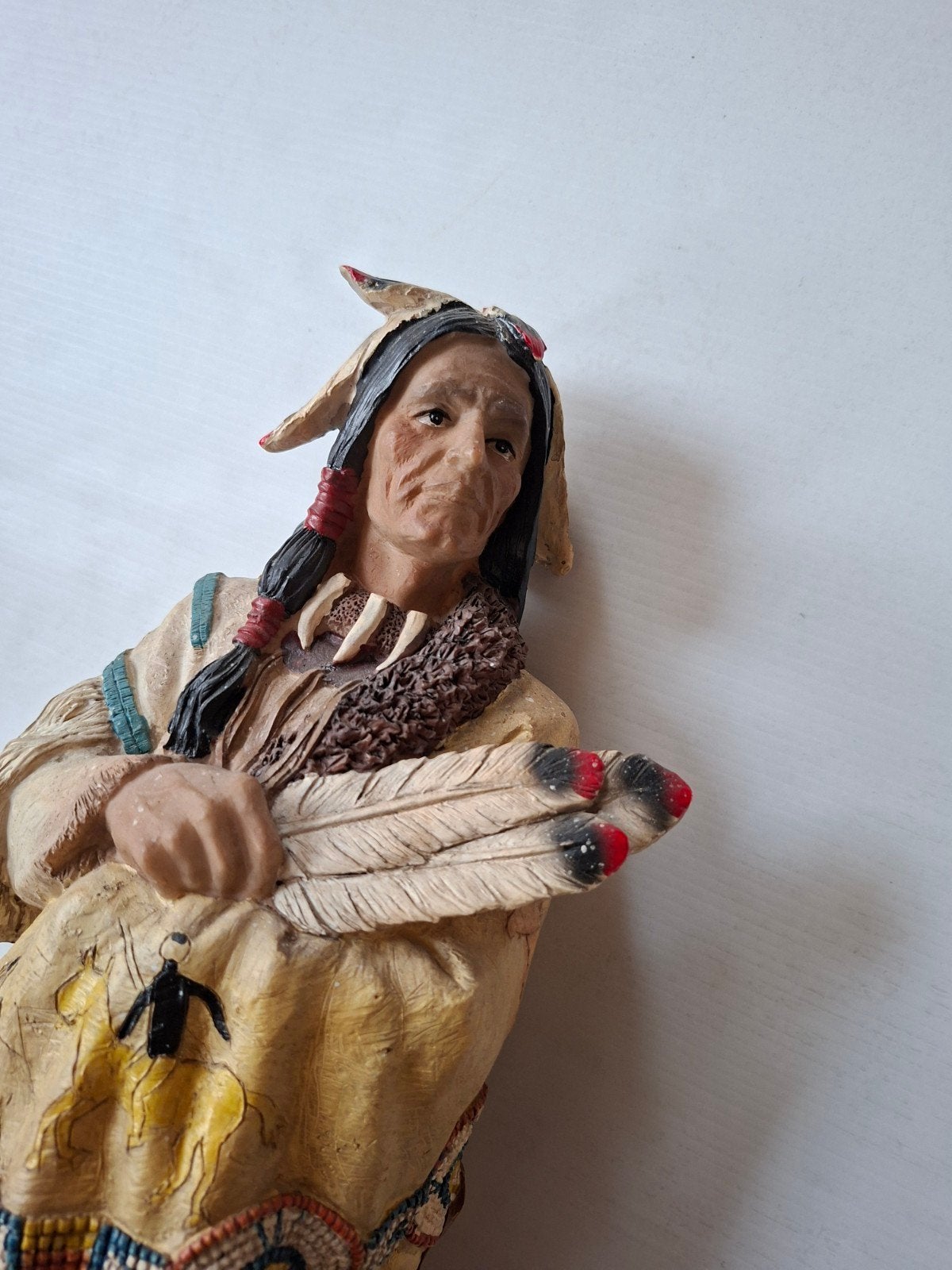 Beeld Indianenman met veren - Decoratief object, Ophalen of Verzenden, 20 - 50 cm, Beeld, Composieten