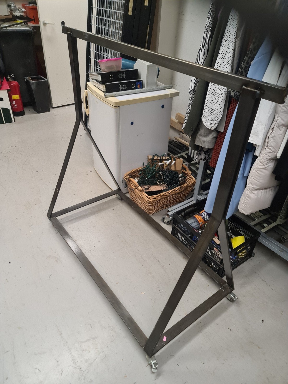 Robuust kledingrek op wielen - Ideaal voor winkel of thuis, Kleding | Dames, Ophalen, Met wielen, Gebruikt