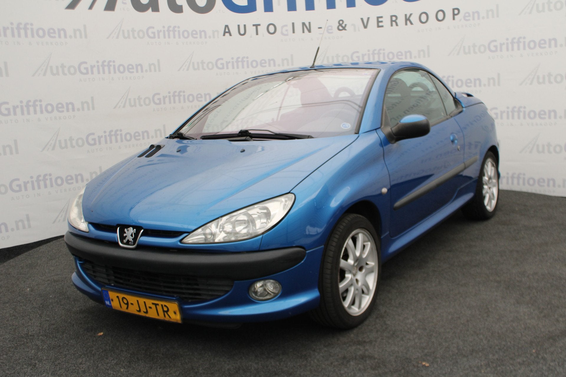 Peugeot 206 CC 2.0-16V nette cabrio met 136PK (bj 2002), Auto's, Zwart, 4 cilinders, Cabriolet, 49 €/maand