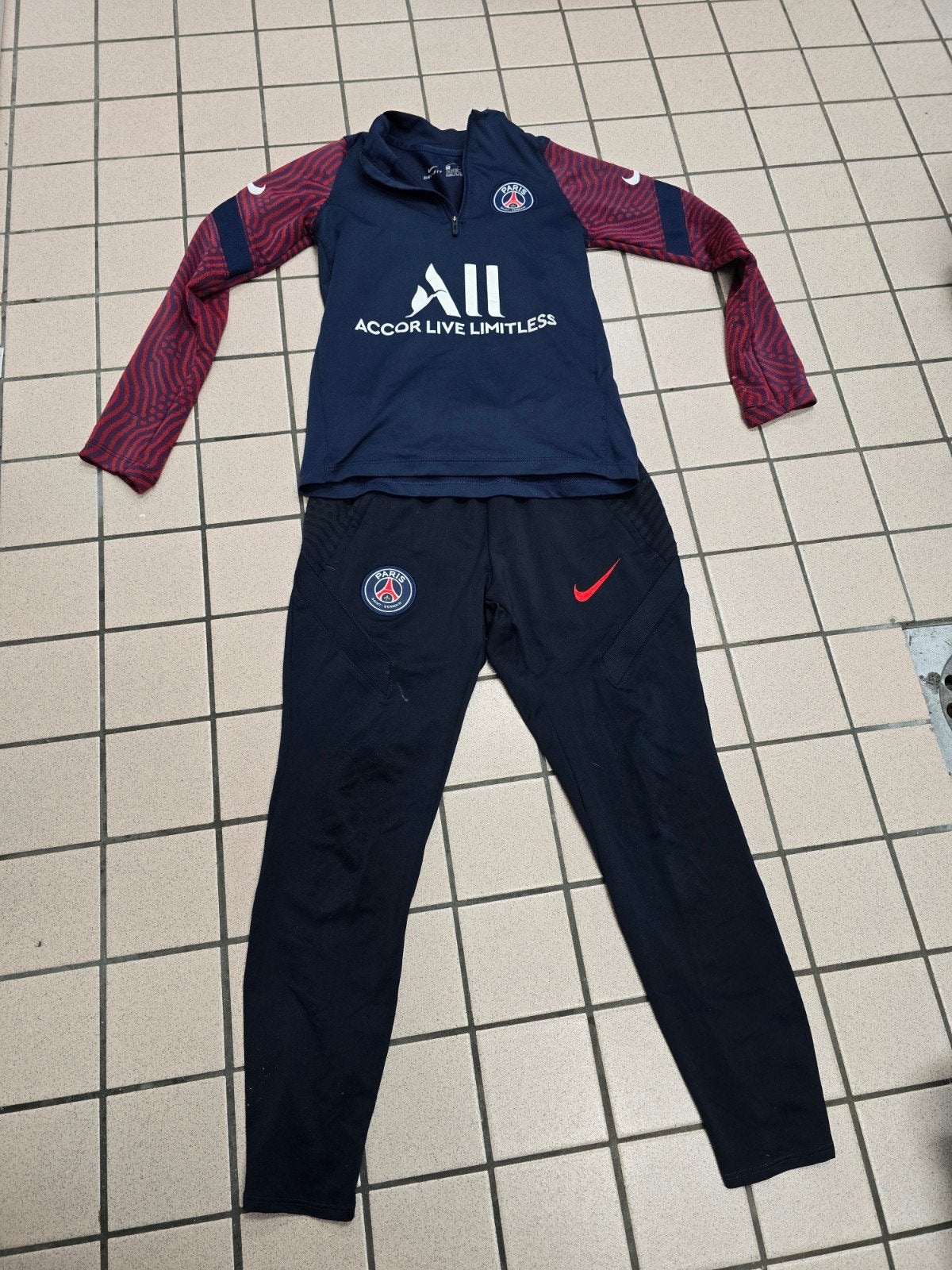 nike trainingspak psg, Gebruikt, Jongen of Meisje, Sport- of Zwemkleding, Ophalen of Verzenden