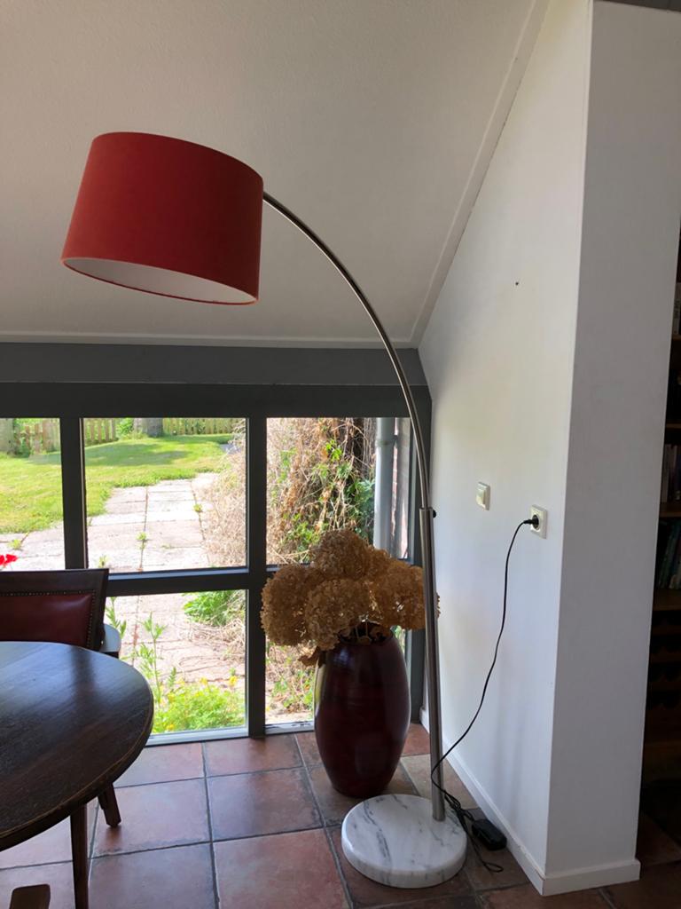 Booglamp met rode kap en marmeren voet, Ophalen, Gebruikt, Metaal, 150 tot 200 cm