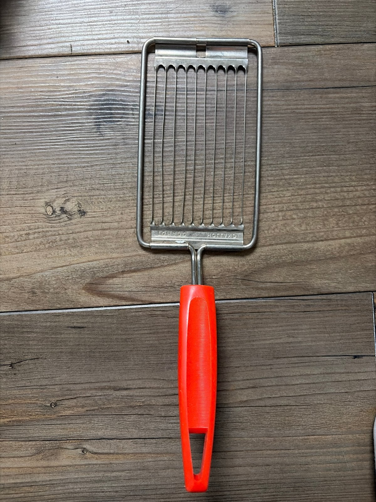 Vintage tomaten snijder met rood handvat, Ophalen of Verzenden, Metaal, Rood, Overige merken