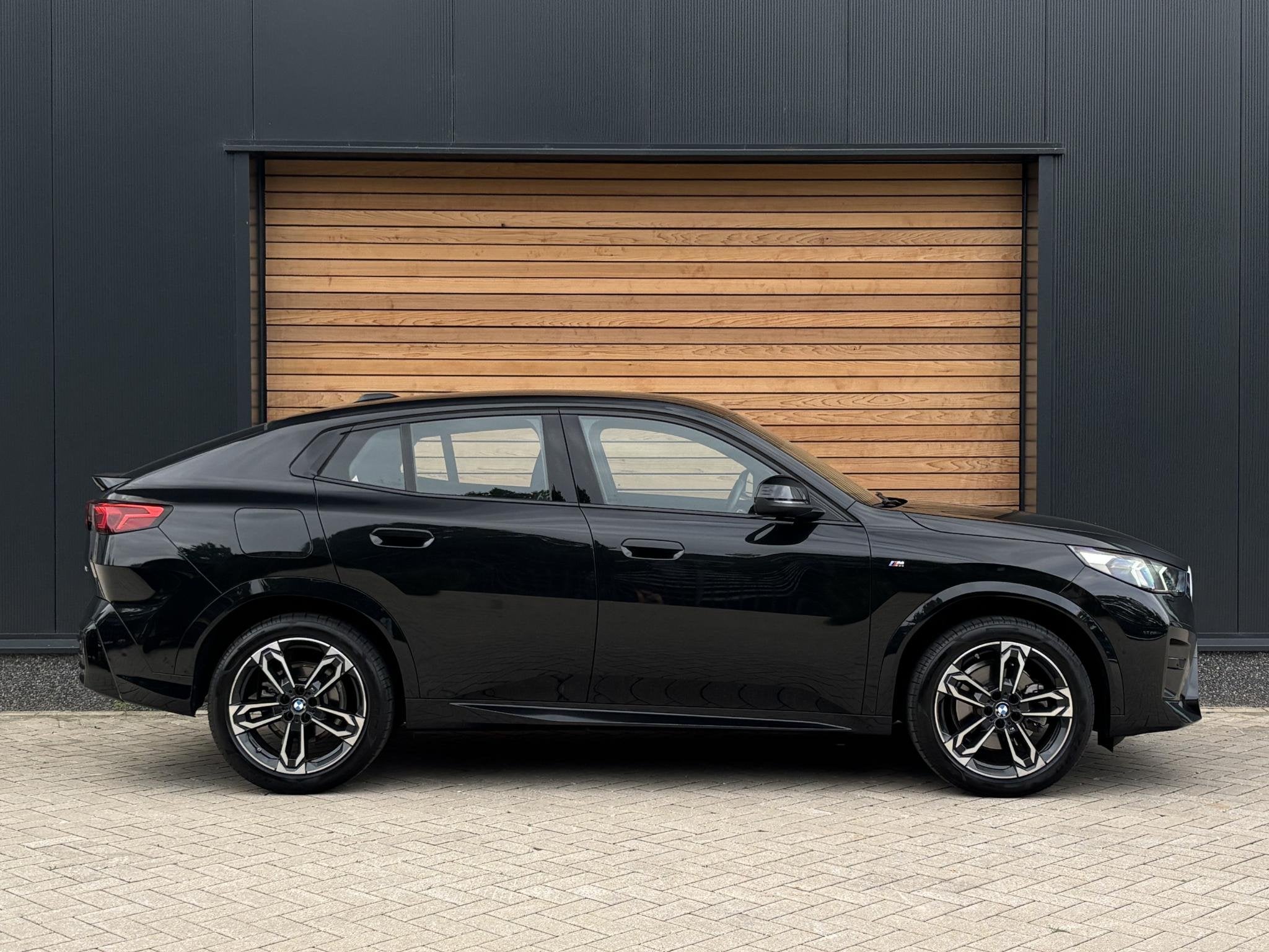 BMW X2 sDrive20i M-Sport Launch Edition ALCANTARA | CAMERA |, Auto's, Dealer onderhouden, Gebruikt, Zwart, 1545 kg