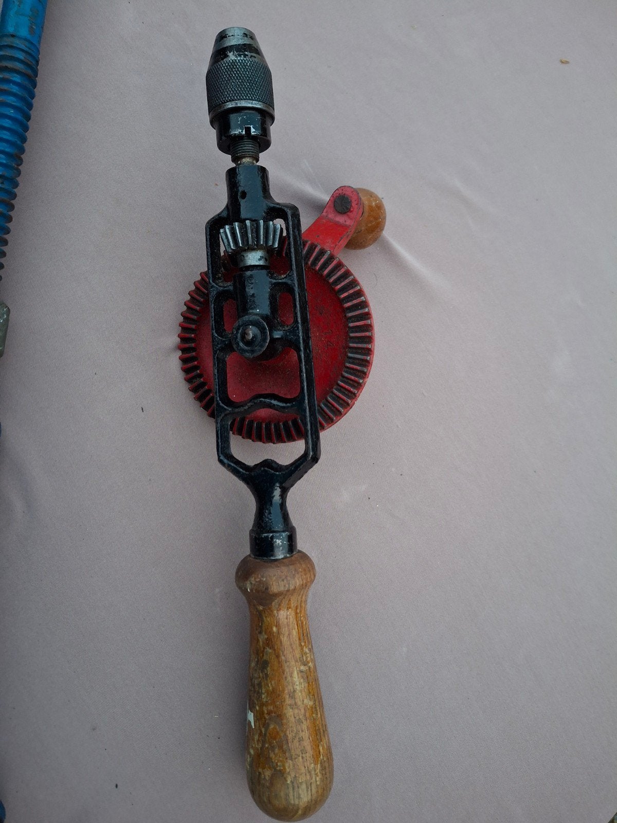 Vintage handboor en pijptang - Gereedschap, Doe-het-zelf en Verbouw, Gereedschap | Handgereedschap, Ophalen, Gebruikt, Accuboormachine