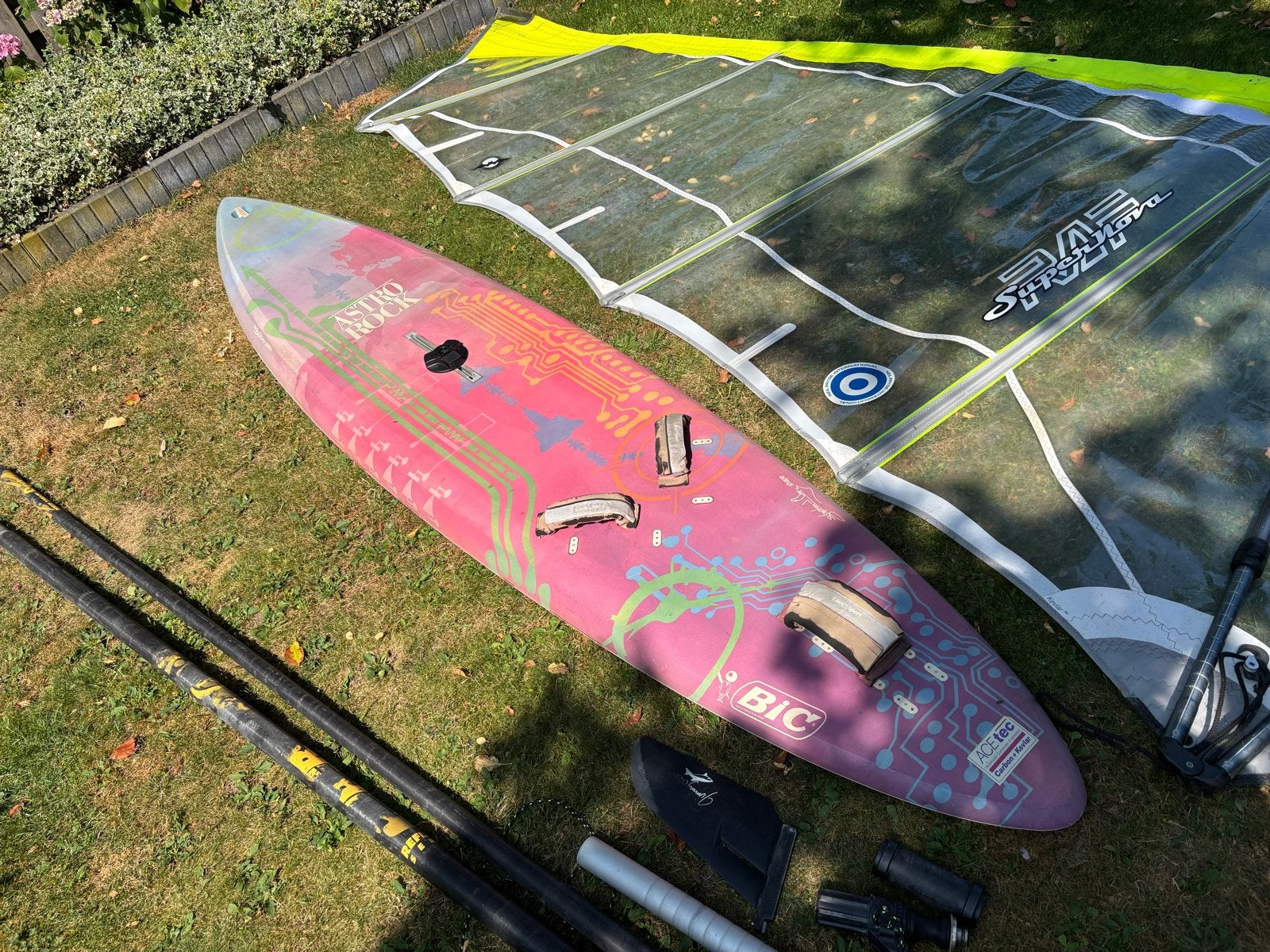 Complete Windsurfset: Bic Astro Rock met 2 Zeilen, Watersport en Boten, Ophalen, 250 tot 300 cm, Gebruikt, 5 tot 6.5 m²
