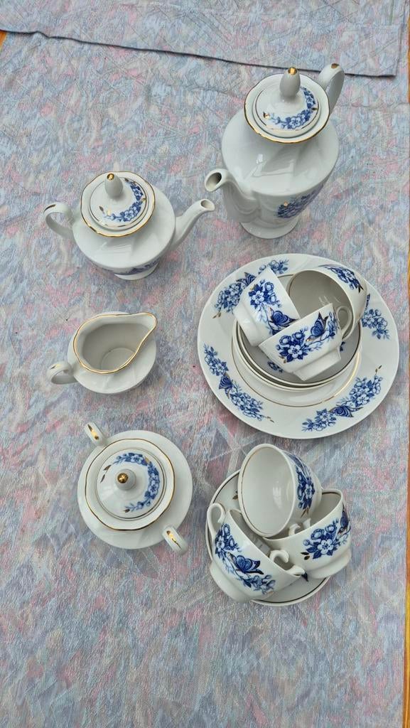 Wit servies met blauw bloemmotief en gouden rand, Antiek en Kunst, Ophalen