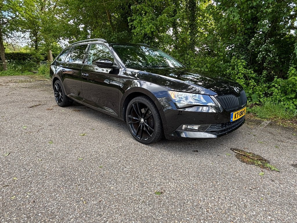 Skoda Superb 1.4 TSI Combi CarPlay, PDC, 19", Stoelverwarm., Voorwielaandrijving, 4 cilinders, Bluetooth, Zwart