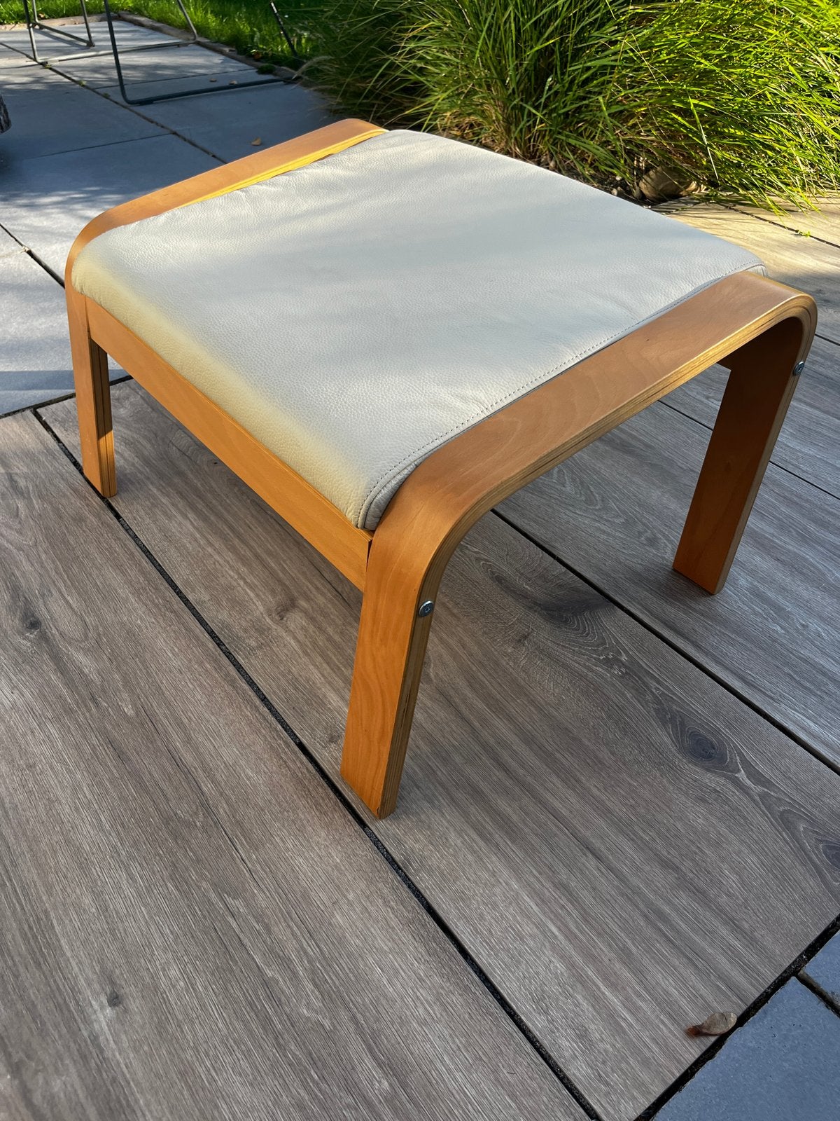 Ikea poang Voetenbankje met leren bekleding, Ophalen, 50 tot 75 cm, Hout, Zo goed als nieuw