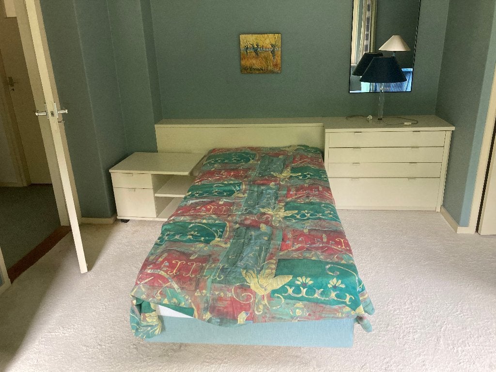 bed met achterwand en kast, Huis en Inrichting, Slaapkamer | Bedden, Ophalen, 90 cm, Eenpersoons, Wit