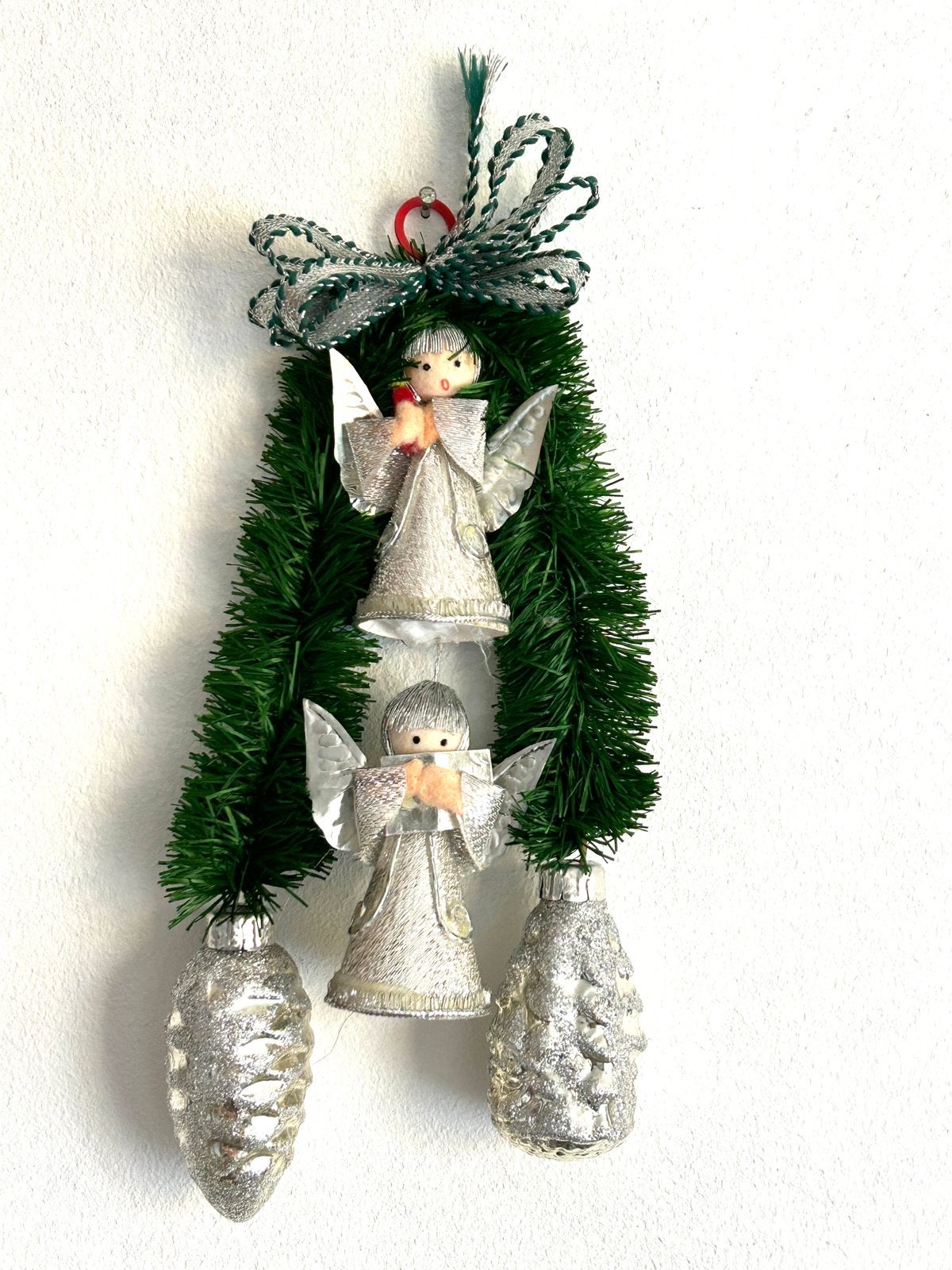Vintage kersthanger met 2 engelen en kerstballen dennenappel, Ophalen