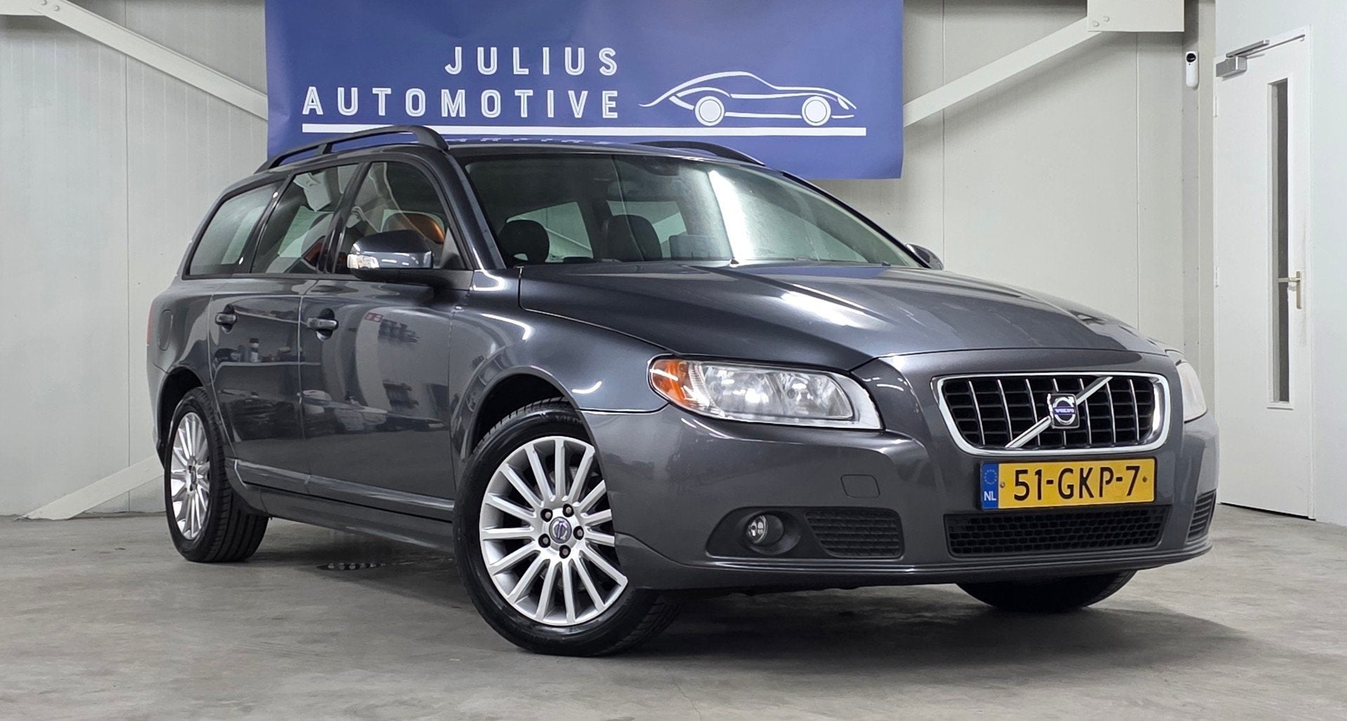 Volvo V70 2.5T Momentum Dealer Onderhouden Leer Trekhaak PDC, Auto's, Voorwielaandrijving, Zwart, 2521 cc, Handgeschakeld