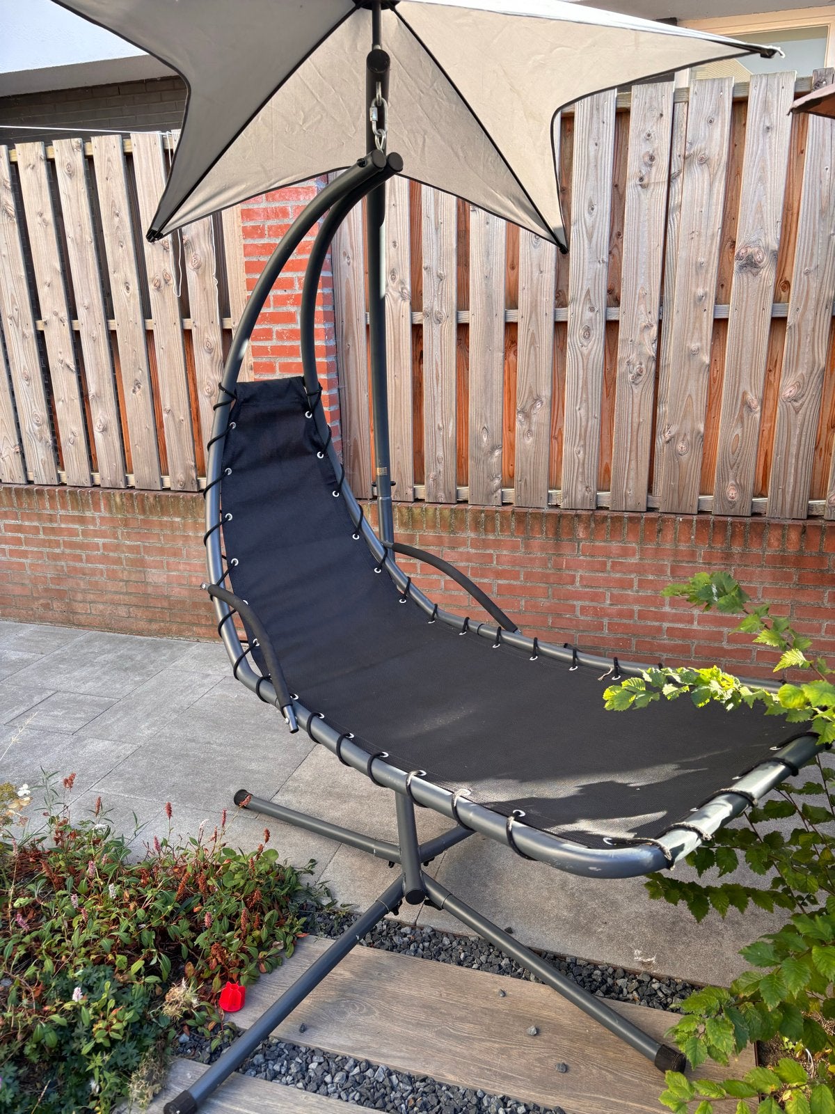 Comfortabele hangstoel met parasol voor buiten, Tuin en Terras, Ophalen, Zo goed als nieuw, Metaal