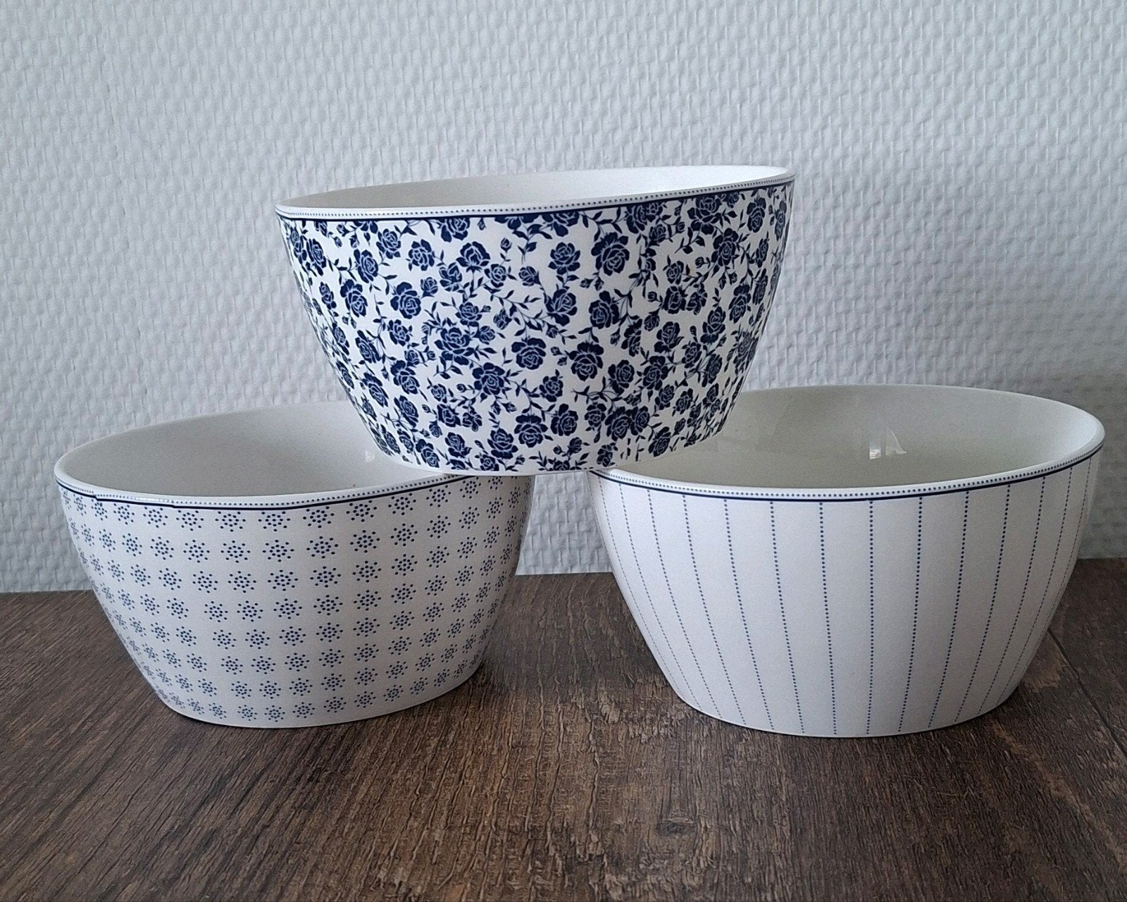 Set van 3 porseleinen kommen – Amely Jones, Huis en Inrichting, Ophalen of Verzenden, Zo goed als nieuw, Kom(men), Overige stijlen