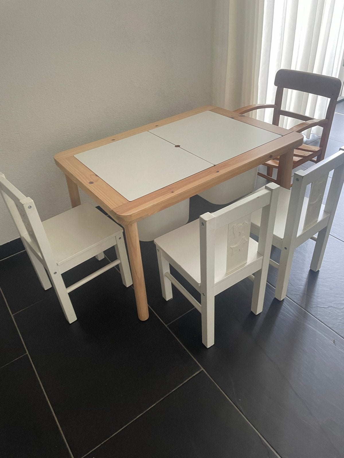 IKEA FLISAT kindertafel met 2 TROFAST bakken en 4 stoelen, Ophalen, Gebruikt, Tafel(s) en Stoel(en)