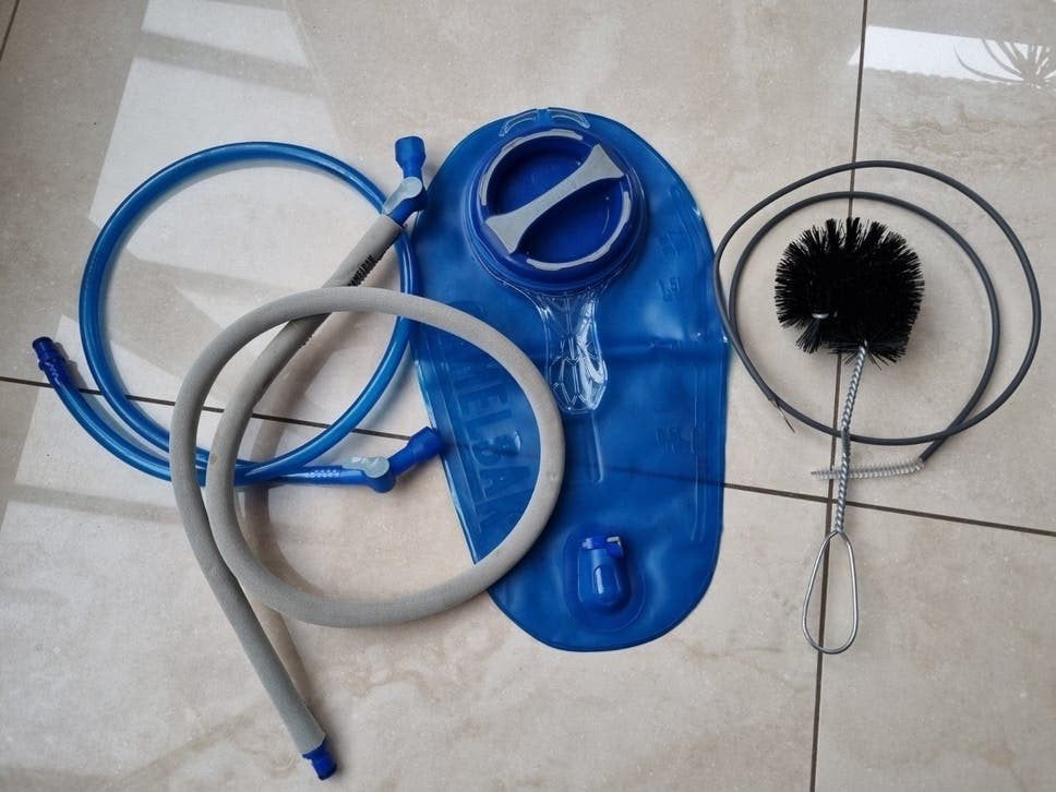 Camelbak 2 liter met 2 slangen + borstels, Ophalen of Verzenden, Zo goed als nieuw