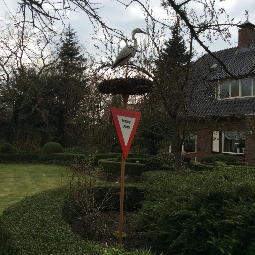 Ooievaar te huur met verkeersbord en babypop, Ophalen of Verzenden, Gebruikt, Geboortebord