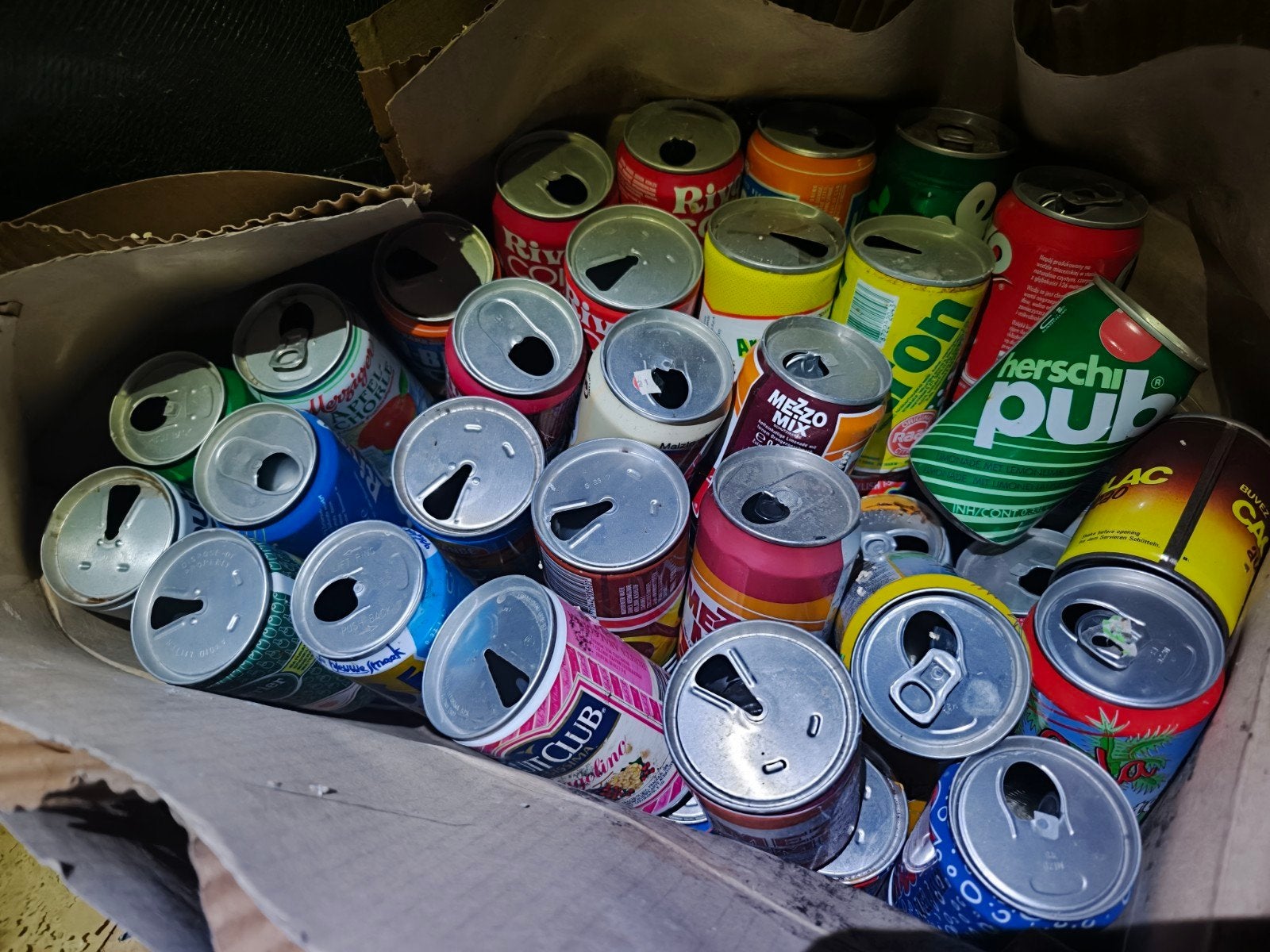 Grote verzameling lege frisdrank- en bierblikjes, Ophalen, Gebruikt