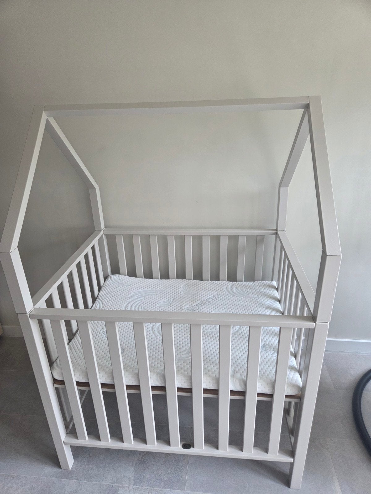 Baby box met dak en matras te koop, Ophalen