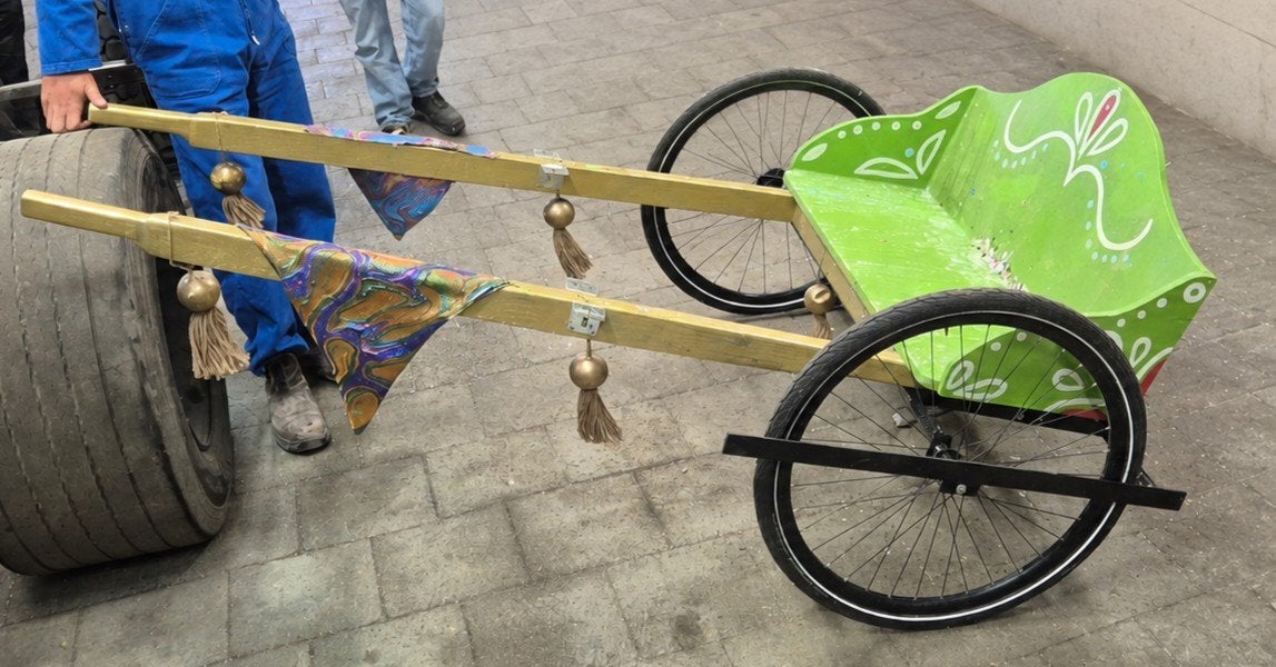 'Riksja' loopkarren voor optocht of een act., Ophalen