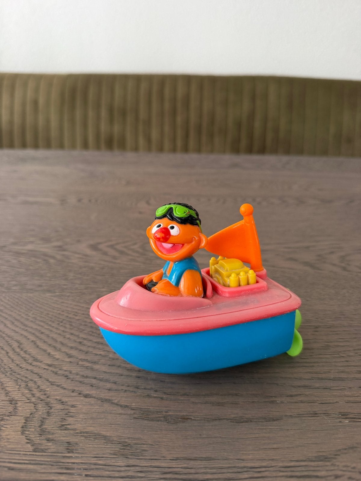 Sesamstraat Ernie in bootje badspeelgoed, Ophalen of Verzenden, Zo goed als nieuw